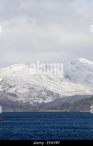 Lago di Windermere, Cumbria, Regno Unito. Il 30 gennaio, 2015. Regno Unito: Meteo freddo luminosa giornata di sole e neve sulle alte brughiere che si affaccia sul Lago di Windermere Credito: Gordon Shoosmith/Alamy Live News Foto Stock
