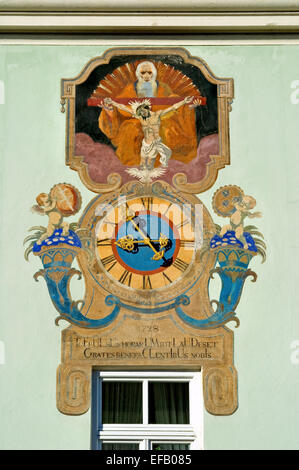 Landshut, Baviera, Germania. Orologio dipinto sulla facciata di edificio su Altstadt, la strada principale Foto Stock