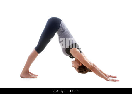 Yoga sportivo girl su sfondo bianco che allunga in posa urdhva mukha shvanasana (rivolto verso l'alto cane posa) Foto Stock