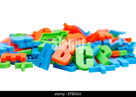 Alfabeto colorato lettere su un magnete Foto Stock