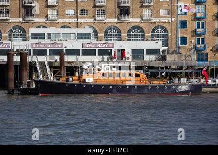 Il Havengore posteggiati fuori HMS Presidente a Wapping London la mattina del cinquantesimo anniversario del funerale di Winston Churchill Foto Stock