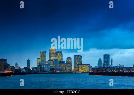 Canary Wharf visto dal Limehouse sulla sponda nord del Tamigi Foto Stock