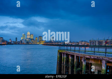 Canary Wharf visto dal Limehouse sulla sponda nord del Tamigi Foto Stock