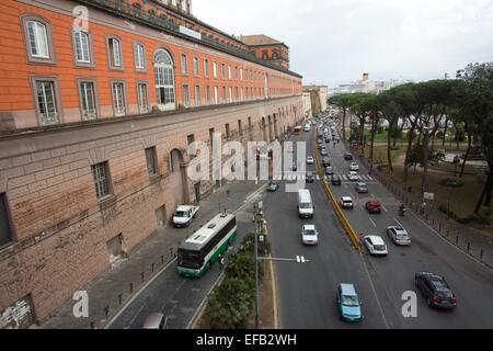 Traffico lungo il Palazzo Reale di Napoli Foto Stock