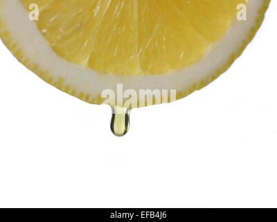 Limone giallo con drop su sfondo bianco Foto Stock