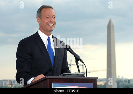 Il Governatore del Maryland Martin O'Malley con il Monumento di Washington in background consente di keynote address al Casa De Maryland giustizia Awards Reception Giugno 5, 2014 in Washington, DC. Foto Stock