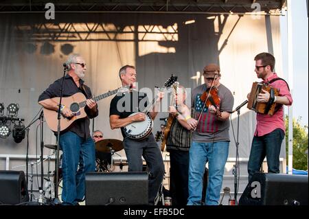 Governatore Martin O'Malley gioca il banjo con un gruppo di musicisti durante la stella Lamas e spettacolare evento che celebra il bicentenario dell'Inno Nazionale Il 14 settembre 2014 a Baltimora, Maryland. Il Maryland è dove Francis Scott Key ha scritto la poesia la difesa di Fort McHenry durante la guerra del 1812, che in seguito divenne la Star-Spangled Banner inno Foto Stock