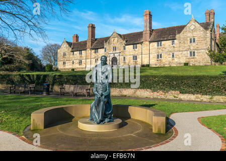 Sir Archibald McIndoe statua in East Grinstead. West Sussex. In Inghilterra. Regno Unito Foto Stock