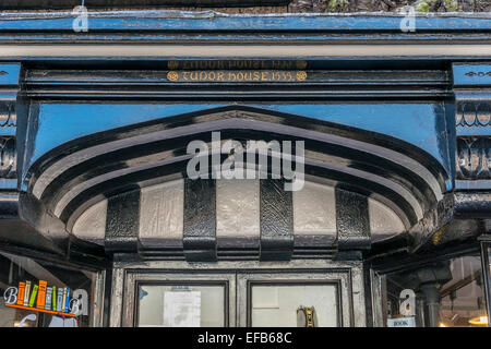 Tudor House 1555. Ora un bookshop. East Grinstead High Street. West Sussex. In Inghilterra. Regno Unito Foto Stock