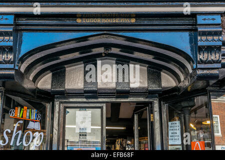 Tudor House 1555. Ora un bookshop. East Grinstead High Street. West Sussex. In Inghilterra. Regno Unito Foto Stock