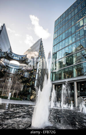 Contemporanea uffici di vetro vicino al City Hall Londra Foto Stock