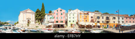 Case colorate che circondano pittoresco piccolo porto di Veli Losinj città sull isola di Losinj, Croazia Foto Stock