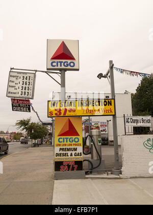 La stazione di benzina lungo Coney Island Avenue nel quartiere di Flatbush di Brooklyn, New York. Foto Stock