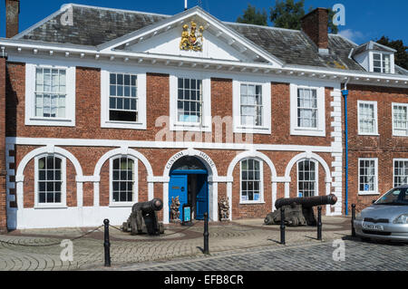 Casa doganale a Exeter Quays Exeter Devon meridionale con una Canon su entrambi i lati della porta Foto Stock