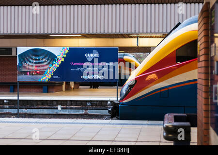 Due treni East Midlands treni passeggeri che passano alla stazione ferroviaria di Leicester Foto Stock