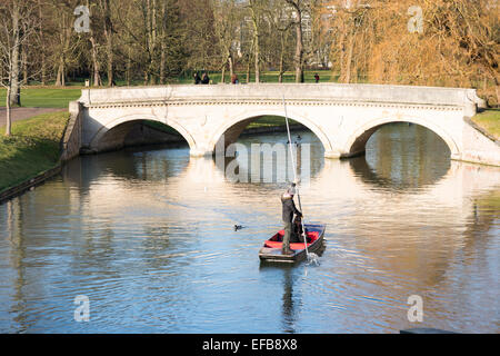 Cambridge, Regno Unito. Il 30 gennaio, 2015. Meteo REGNO UNITO: turisti godere punting sul fiume Cam, Cambridge in inverno il sole, in un pomeriggio freddo con un bitingly freddo vento del nord. L'est dell'Inghilterra ha in gran parte sfuggiti alla neve che ha colpito le Midlands e le parti settentrionali del paese. Sterline continuare a esercitare la loro attività lungo il "spalle" degli edifici storici della Cambridge University. Credito: Julian Eales/Alamy Live News Foto Stock