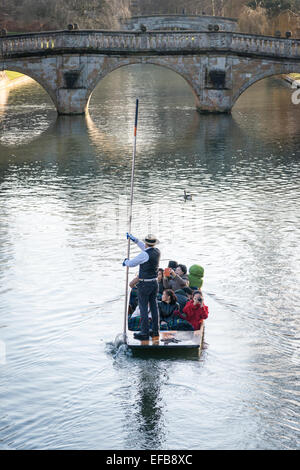 Cambridge, Regno Unito. Il 30 gennaio, 2015. Meteo REGNO UNITO: turisti godere punting sul fiume Cam, Cambridge in inverno il sole, in un pomeriggio freddo con un bitingly freddo vento del nord. L'est dell'Inghilterra ha in gran parte sfuggiti alla neve che ha colpito le Midlands e le parti settentrionali del paese. Sterline continuare a esercitare la loro attività lungo il "spalle" degli edifici storici della Cambridge University. Credito: Julian Eales/Alamy Live News Foto Stock