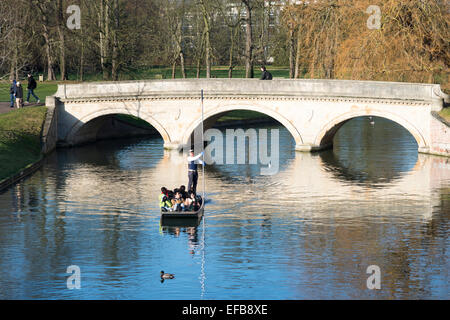 Cambridge, Regno Unito. Il 30 gennaio, 2015. Meteo REGNO UNITO: turisti godere punting sul fiume Cam, Cambridge in inverno il sole, in un pomeriggio freddo con un bitingly freddo vento del nord. L'est dell'Inghilterra ha in gran parte sfuggiti alla neve che ha colpito le Midlands e le parti settentrionali del paese. Sterline continuare a esercitare la loro attività lungo il "spalle" degli edifici storici della Cambridge University. Credito: Julian Eales/Alamy Live News Foto Stock