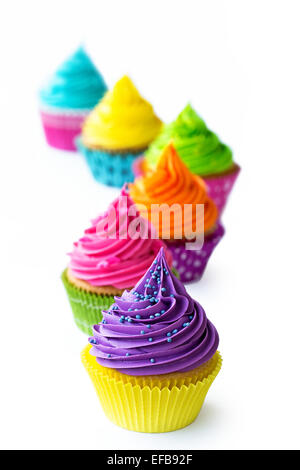Fila di tortini coloratissimi contro white Foto Stock