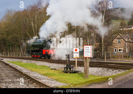 0-6-0 sella vapore serbatoio del motore che passa i segnali di avvertimento a Rowsley sul picco rotaia ferroviaria conservati Foto Stock