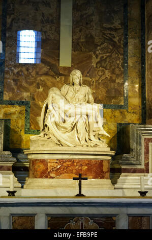 Statua - La Pietà di Michelangelo, 1498-1499, la basilica di San Pietro Chiesa, Città del Vaticano, Roma, Italia. Foto Stock