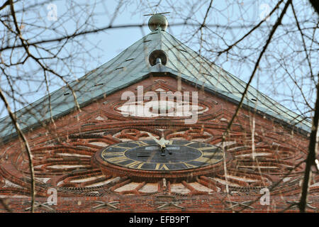 Mattone rosso rosone con orologio e la guglia in rame su alta torre di Lüneburg la chiesa San Johannis, 21 aprile 2013 Foto Stock