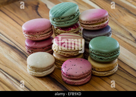 Assortimento di classici amaretti al fresco in una varietà di colori e sapori Foto Stock