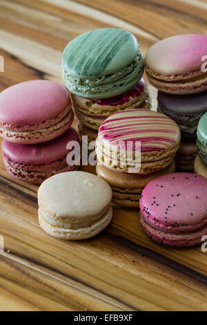 Assortimento di classici amaretti al fresco in una varietà di colori e sapori Foto Stock