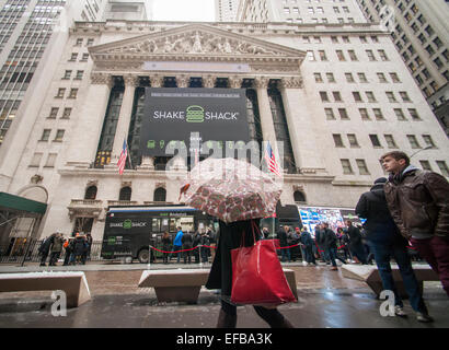 New York, Stati Uniti d'America. 30 gen, 2015. Folle di appassionati burger line up per hamburger gratuita al di fuori della Borsa di New York decorato per lo shake Shack della prima giornata di negoziazione sui loro offerta pubblica iniziale su Venerdì, 30 gennaio 2015. Lo stock di Burger comune è più che raddoppiata finora dopo l'apertura a $47 per condividere la valutazione della società a oltre 1 miliardo di dollari. Il ristorante ha 63 sedi in tutto il mondo e ha iniziato nel 2001 come un hot dog stand in Madison Square Park. Credito: Richard Levine/Alamy Live News Foto Stock