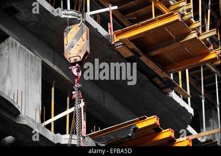 Gru industriali gancio su un sito in costruzione Foto Stock