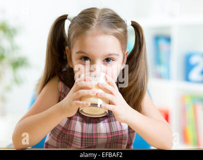Bambino bere latte dal vetro Foto Stock