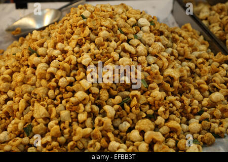 Snack di maiale, cotenna di maiale, carne di maiale di graffiare o cotiche (stile tailandese) alimentare nel mercato Foto Stock