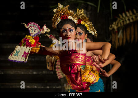 Le giovani donne di eseguire uno stile Balinese tradizionale danza sul palco in Ubud, Bali Foto Stock