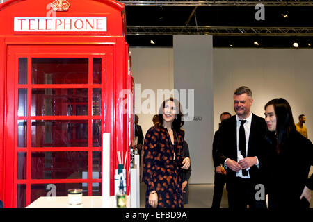 Copenhagen, Danimarca. Il 30 gennaio, 2015. HRH Danish Crown Princess Maria visite basato su Tokyo azienda di moda "retaW" stand a Copenhagen International Fashion Fair 2015. La Crown Princess è guardando il rosso 3 cabine telefoniche, ognuno offre un profumo particolare fragranza che può essere provato mediante il potenziamento nella cabina telefonica - che la principessa ha fatto.. Credito: OJPHOTOS/Alamy Live News Foto Stock