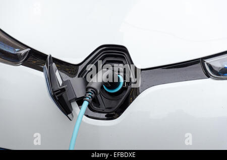 Auto elettrica veicolo elettrico essendo caricato in Shoreditch, Londra Foto Stock