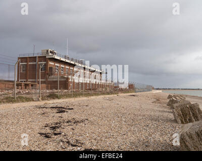 Il MOD possedeva edifici della gamma Fraser a Eastney Beach, con blocchi anticarro di fronte all'edificio, Portsmouth, Hampshire Foto Stock