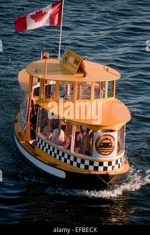 Porto traghetto attraversa le acque del porto interno, Victoria, British Columbia, Canada. Foto Stock