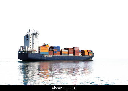 Foto di una nave container isolati su sfondo bianco. Foto Stock