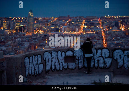 Barcellona, Spagna. 30 gen, 2015. Una ragazza contempla la città di Barcellona dalla cima di un vecchio bunker antiaerea. In cima al Carmelo quartiere di Barcellona sono alcuni vecchi air raid bunker dal tempo della guerra civile spagnola da cui tutta la città può essere visto. © Jordi Boixareu/ZUMA filo/Alamy Live News Foto Stock