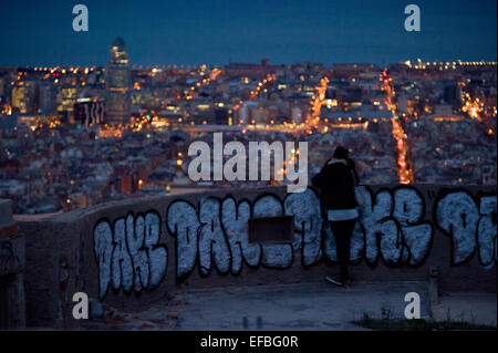 Barcellona, Spagna. Il 30 gennaio, 2015. Una ragazza contempla la città di Barcellona dalla cima di un vecchio bunker antiaerea. In cima al Carmelo quartiere di Barcellona sono alcuni vecchi air raid bunker dal tempo della guerra civile spagnola da cui tutta la città può essere visto. Credito: Jordi Boixareu/Alamy Live News Foto Stock