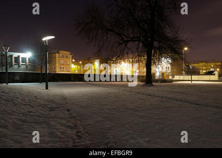 Edifici appartamento vista dal giardino di rose, Gorbals durante la notte dopo una nevicata. Foto Stock