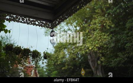 Wind chime appeso su una veranda ornamentali Foto Stock