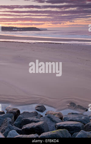 Pittoresca vista serale del drammatico cielo colorato su liscia, piana, spiaggia di sabbia e mare calmo - North Bay, Scarborough, nello Yorkshire, Inghilterra, Regno Unito. Foto Stock