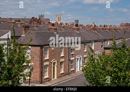 Vista alta sui tetti delle pittoresche case vittoriane in mattoni rossi nella zona residenziale di conservazione, Minster Beyond - Bishophill, York, Inghilterra, Regno Unito. Foto Stock