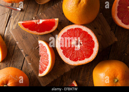 Organico sano rosso rubino pompelmo su uno sfondo Foto Stock