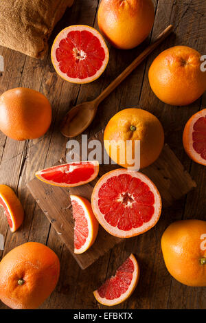 Organico sano rosso rubino pompelmo su uno sfondo Foto Stock