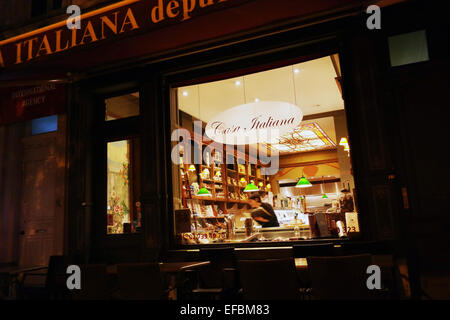 Bruxelles, Belgio - Ottobre 2014: vetrina di un negozio di specialità gastronomiche italiane negozio da notte in uffici UE del distretto di Bruxelles Foto Stock