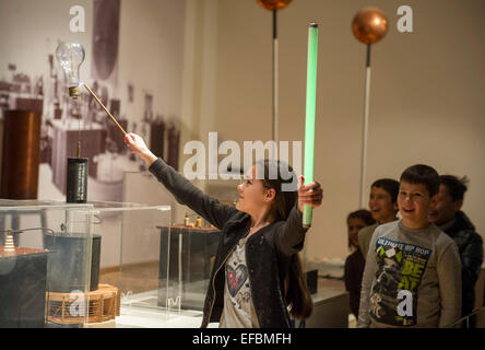 Zagabria, Croazia. 30 gen, 2015. Una ragazza di esperienze strutture sperimentali che caratterizza l'invenzione traguardi raggiunti dal croato inventore americano Nikola Tesla in occasione del decimo Museo Notte presso il Museo della Tecnica a Zagabria, la capitale della Croazia, Gennaio 30, 2015. La Notte dei musei è un evento annuale che offre alla gente la possibilità di visitare più di 200 musei croato gratuitamente. Credito: Miso Lisanin/Xinhua/Alamy Live News Foto Stock