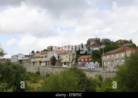 Vista sul centro e la Cattedrale romanica (XI - XIII secolo) di Santa Maria in Tui, Galizia, Spagna Foto Stock