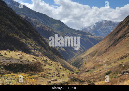 Paesaggio di montagna intorno al villaggio di iuta vicino a Kazbegi, il Caucaso, Georgia Foto Stock